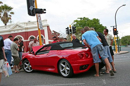 Expensive Ferrari crashes - crowd rushes to watch